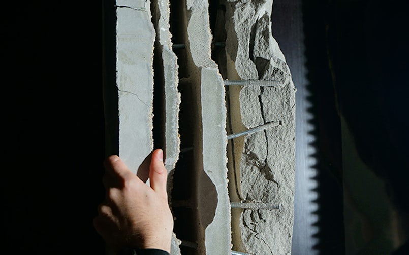 detailfoto-betontextuur-met-hand-en-licht