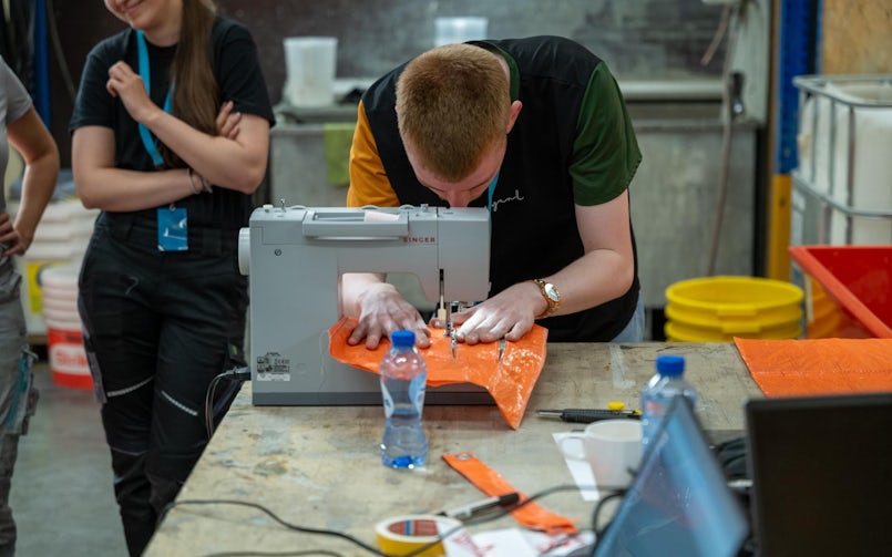 Het netjes naaien van de textiele mal vergt concentratie (foto: bureaubakker)
