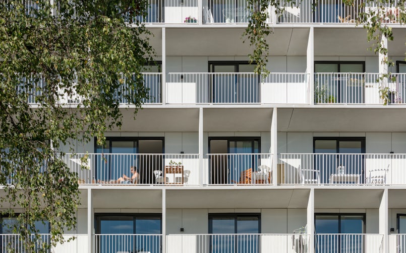 Een appartement bestaat uit een breed (woongedeelte) en smal raam (slaapgedeelte). De afscheiding van het balkon verspringt met de penanten (foto: Marcel van der Burg)