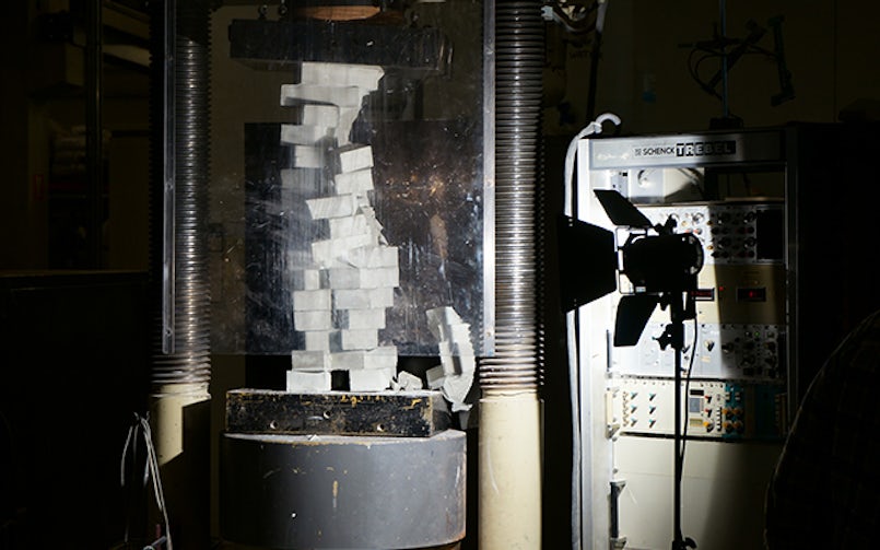 druktest-op-betonstructuur-met-kubussen