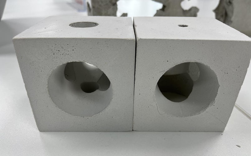 Stapelbare betonkubussen met een holle kern – ontworpen om lichter én makkelijker hanteerbaar te zijn. (foto: Tektoniek)