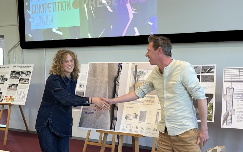 Tweede prijs Fabric[ating] Strength - in ontvangst genomen dor Anna Klaver, namens team - jurylid Paul Stavert, Powerhouse Company