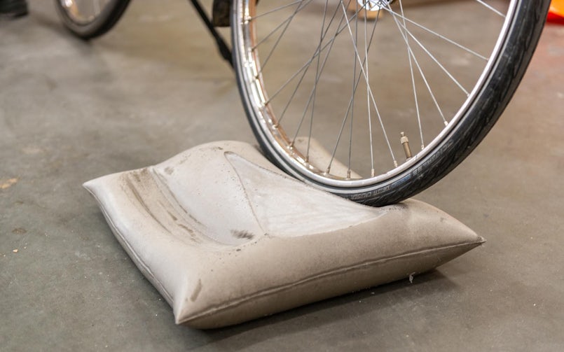 Een kussen met een deuk erin waar de fiets niet helemaal stabiel in staat (foto: bureaubakker)