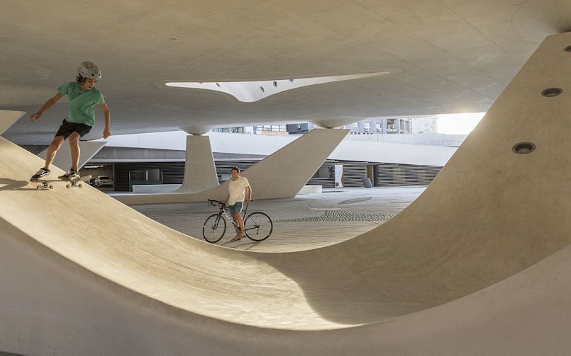 Skaters maken dankbaar gebruik van de golvende vormen (foto: Laurian Ghinitoiu)