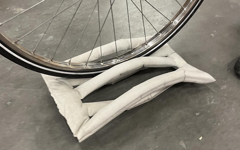 Fietsenrek gemaakt van een aantal kokers van textiel gebundeld aan twee kanten (foto: Tektoniek)