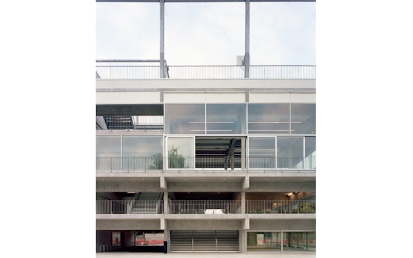 De gevel is bijna niet aanwezig. Dichte delen zijn ingevuld met glas om de structuur zo helder mogelijk zichtbaar te houden. (foto: Maxime Delvaux)