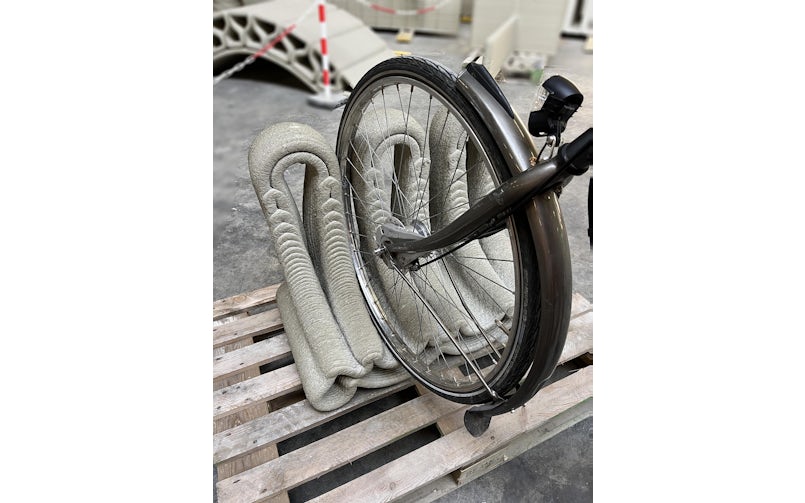 Fietsenrek met mogelijkheid tot vastmaken van een ketting – het object is op zijn kant geprint (foto: Tektoniek)
