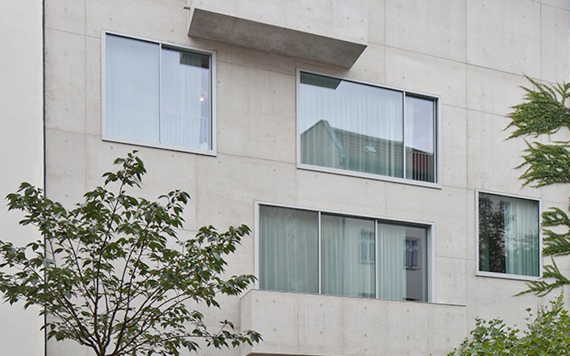 Entreegebouw met de afsluitbare doorgang, gezien vanaf het binnenterrein. (Foto: Ute Zscharnt, i.o.v. David Chipperfield Architects)