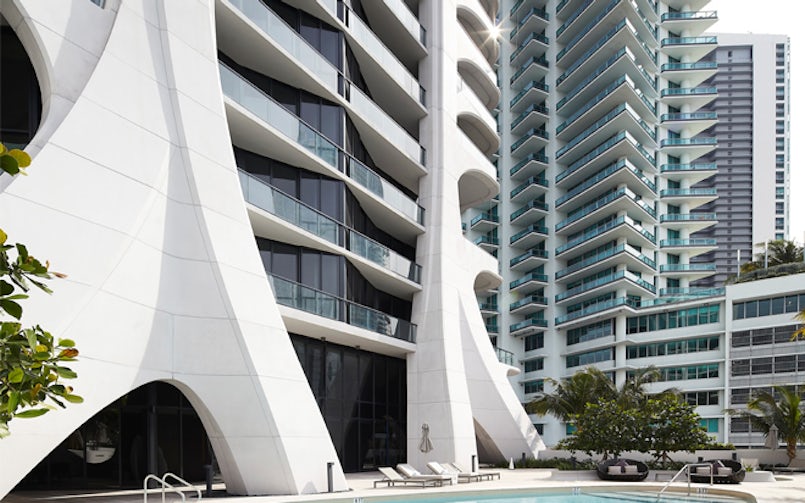 Het betonoppervlak is glad en mat afgewerkt in een witgrijze kleur, vanwege het felle zonlicht in Miami en de gewenste betonlook (foto: Hufton+Crow)