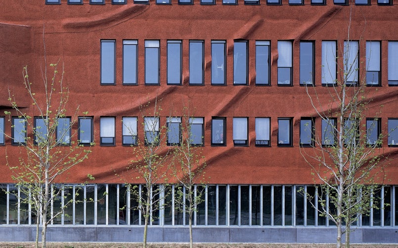 Geologische rotsformatie in terracotta spuitbeton voor het Minnaert gebouw in Utrecht (foto: Neutelings Riedijk)
