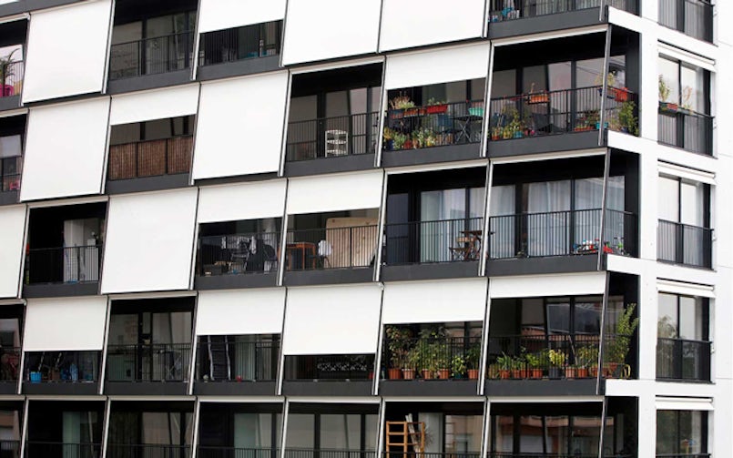 De gevel van Stendhal is ontworpen met grote zonneschermen van 3 bij 3 m. De levendigheid van de gevel wordt in het gebruik gevormd.