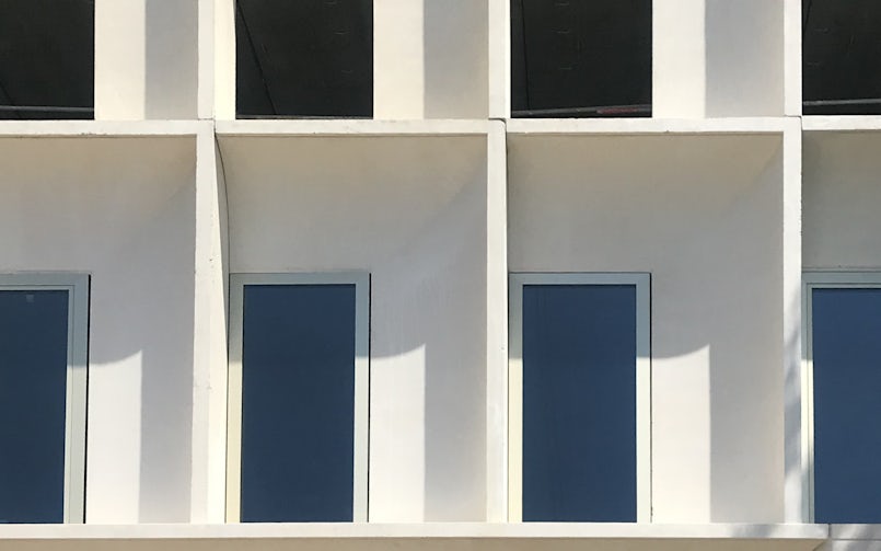 De ronding in de diepte van de betongevel van Facette in Bordeaux creëert een bijzonder spel van schaduw en zonlicht (foto: Studioninedots)