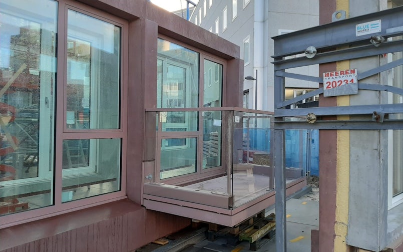 De gevelelementen in het rode beton voor Highnote worden volledig afgebouwd en in één keer aan het gebouw bevestigd (foto: Heddes Bouw)