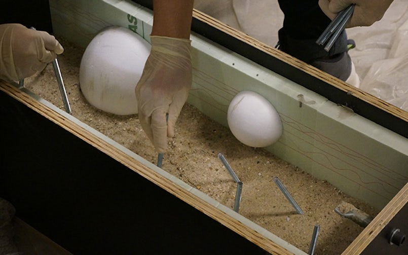 gieten-in-zandvorm-met-schuimbolletjes