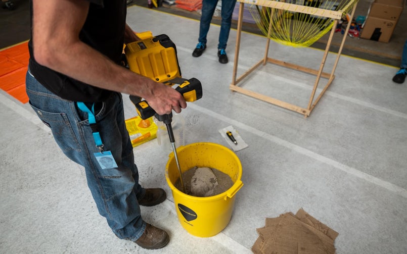 De studenten mochten zelf de droge betonmix mengen met water (foto: bureaubakker)