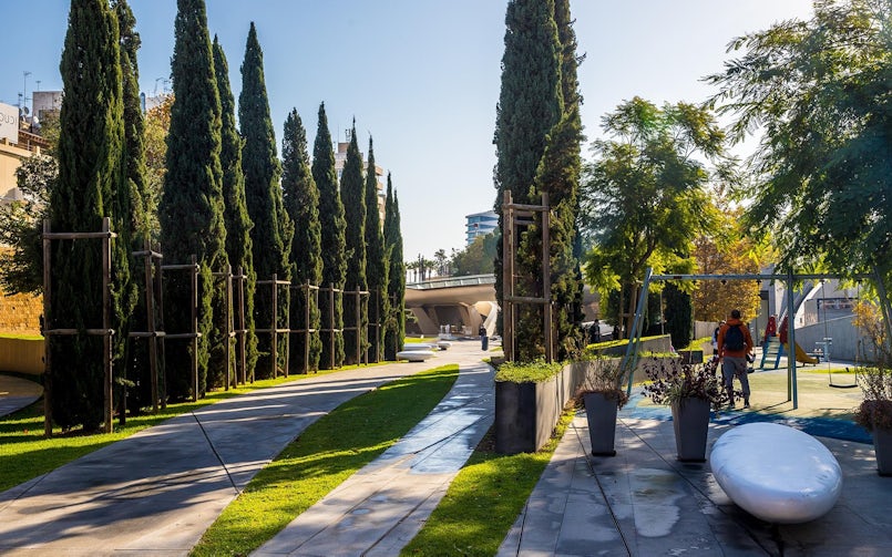 Het park dat onder het plein doorloopt maakt integraal onderdeel uit van de opdracht (foto: KArkaities)
