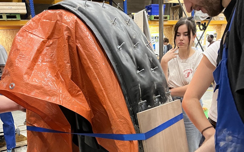 De Chippendale boog met druk aan de onderzijde om het vloeibare beton beter te verdelen in de mal (foto: Tektoniek)