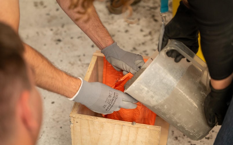 Het gieten van betonmengsel in de textiele mal (foto: bureaubakker)  Het gieten van betonmengsel in smalle tubes (foto: bureaubakker)  Het pleisteren van een textiel gaas met een stroperig betonmengsel (foto: Tektoniek)  Het behangen van een textiele mal met in beton gedrenkte jute (foto: Tektoniek)