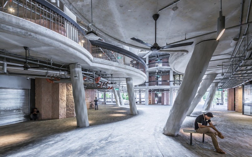 De schuine betonnen kolommen hebben een kenmerkende golftextuur die speciaal voor het project is ontwikkeld (foto: Heatherwick Studio)