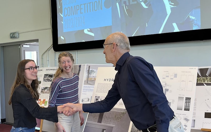 Eerste prijs Hydrowall-in ontvangst genomen door Julia Veerhuis en Gina Guravage namens team - jurylid Jan de Koning, De Jong Beton