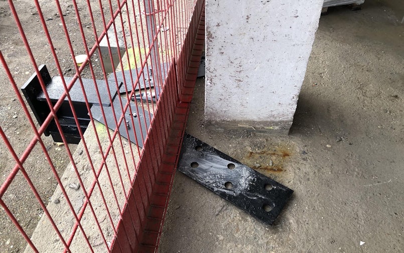 Een staalanker gemonteerd op de vloerrand draagt de gevelkolommen van het kader, waarop de horizontale delen afsteunen (foto: V8 Architects).