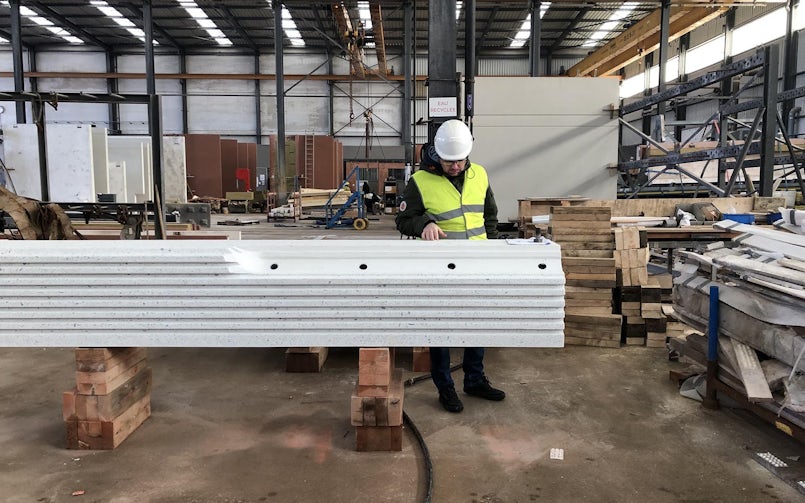 In de kolommen zijn inkassingen gemaakt waar de messing schalen later in geplaatst worden (foto: V8 Architects)