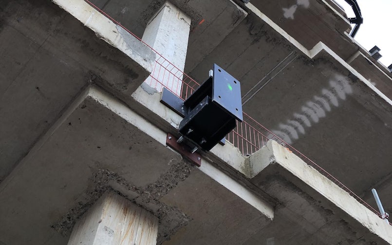 Op het staalanker wordt een isolerende plaat gemonteerd waarna het tweede deel van het anker geplaatst wordt (koudebrugonderbreking) (foto: V8 Architects).