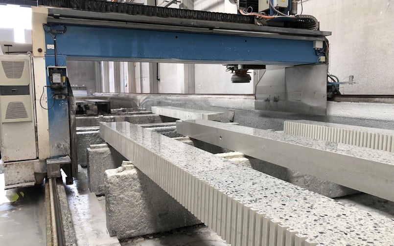 De kolommen en horizontale banden zijn gepolijst voor een terrazzo effect (de delen met cannelures zijn gezuurd en gestraald) (foto: V8 Architects)