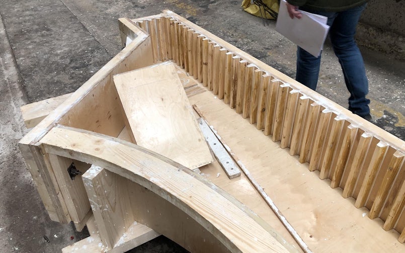 In de mal zijn latten aangebracht om de cannelures te vormen (foto: V8 Architects)