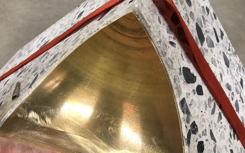 De bronskleurige schalen zijn eerst in de werkplaats passend gemaakt op een dummie kolom en daarna op het werk bevestigd (foto: V8 Architects)