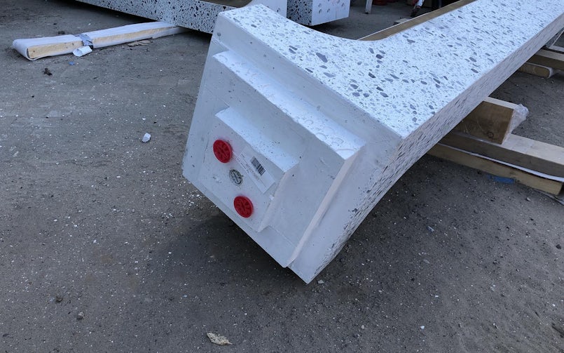 De kolomkoppen zijn specifiek geprofileerd waarop de koppelplaat van de gevelband rust (foto: V8 Architects).