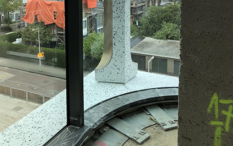 De horizontale gevelbanden volgen de ronding van het kozijn exact (foto: V8 Architects).