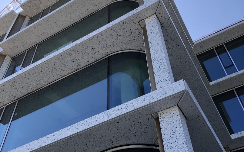 De gevelkolommen in de hoek zijn gestapeld en dragen af naar een nieuwe eigen fundering (poer).