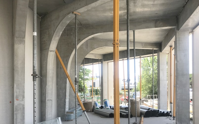 De bijzondere betonnen kolommen van Facette in Bordeaux geven vorm aan de multifunctionele ruimte op de begane grond (foto: Studioninedots)