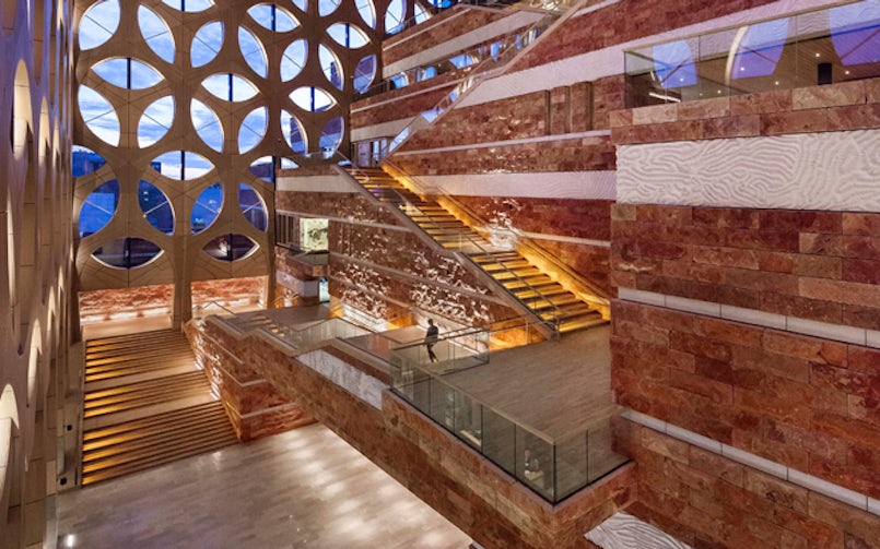 Het gefilterde licht dat door de bladvormige ramen binnenvalt, versterkt de monumentaliteit van het gebouw (Foto: ScagliolaBrakkee)