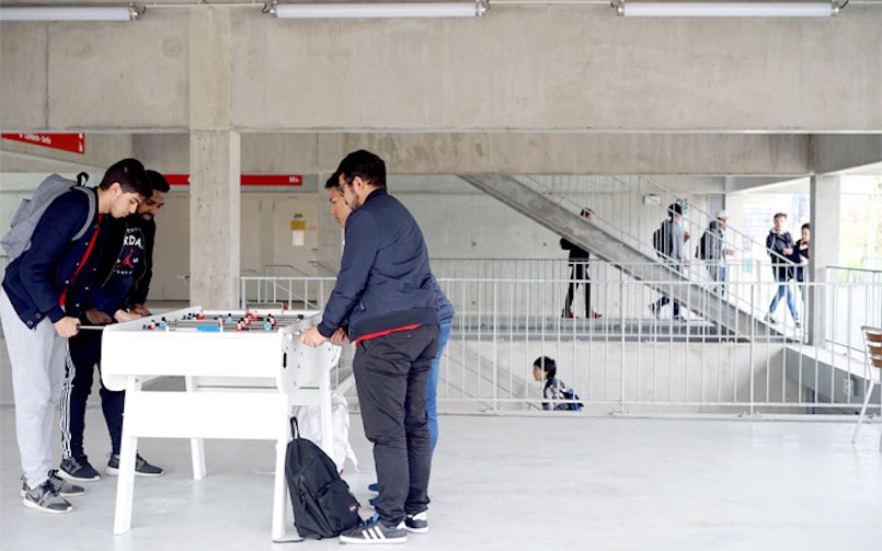 Op verschillende lagen zijn openbare ontmoetingsplekken gecreëerd. (foto: Myriam Tirler)