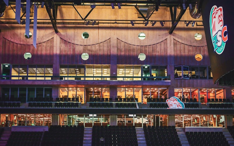 Binnenkant van de ijshockey hal met hoge tribunes rondom (foto: ZSC Lions AG)