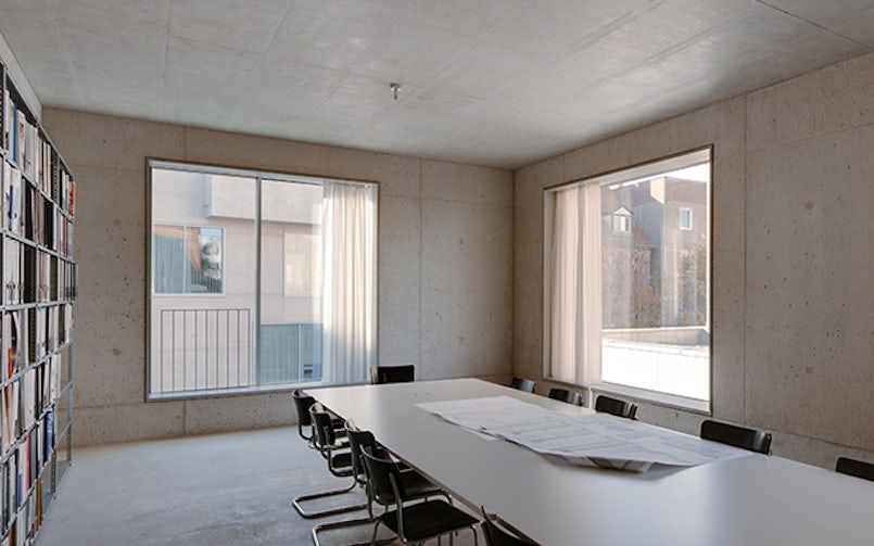 Door de kozijnen aan de buitenzijde te plaatsen, wordt de dikte van de massieve gevels geaccentueerd. (Foto: Simon Menges)