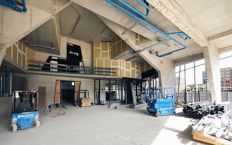 De uitsparing in de betonnen ribben met boogwerking geeft de basis van de ruimte van de ‘woonkamer’ aan (foto: Patrick Meyers)