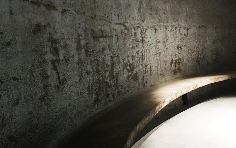 Het ijzerhoudende water heeft een bijzonder roestpatina op de wanden achter gelaten (foto: Tektoniek)