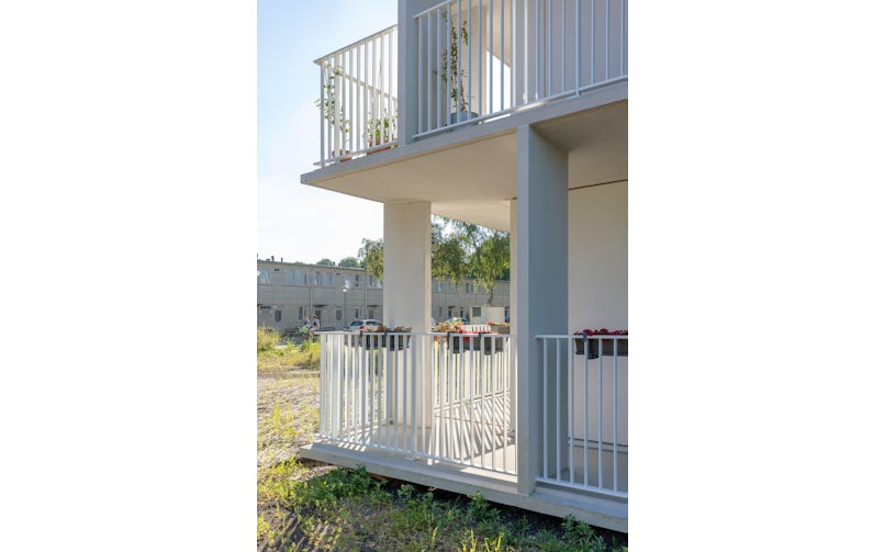 vHet sociale woningbouwcomplex N in de wijk Jeruzalem in Amsterdam past met het witte beton in de historische context en geeft comfort door de brede rondomlopende balkons (foto: Marcel van der Burg)