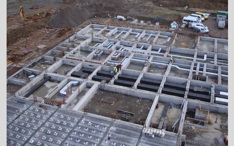 Fundering met geïntegreerde leidingen.