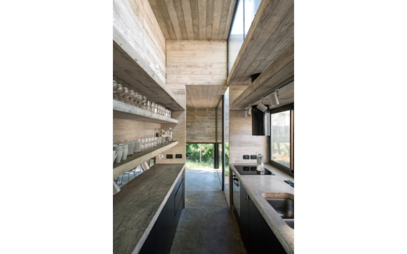 Niet alleen de wanden en de plafonds zijn van schoonbeton ook de vaste inrichting zoals de keuken en de vloeren zijn in het werk gestort.