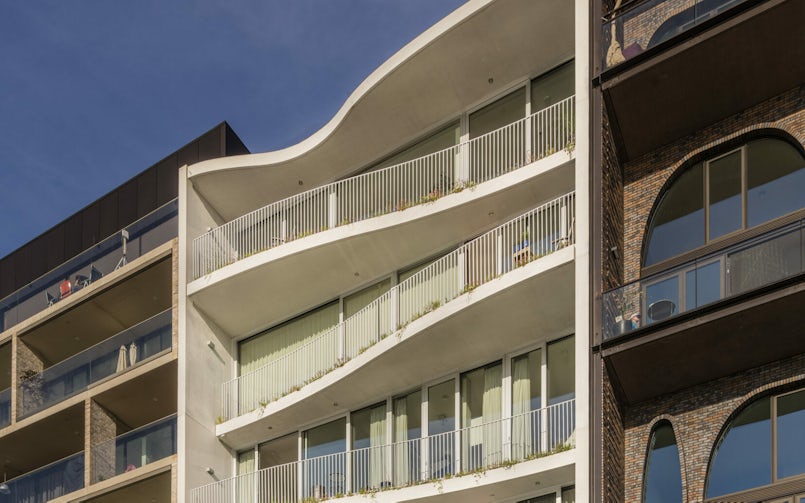 Vrij vormgegeven balkons over de volle breedte voor privacy en zontoetreding in Lofts aan de Amstel (foto: Peter Cuypers)