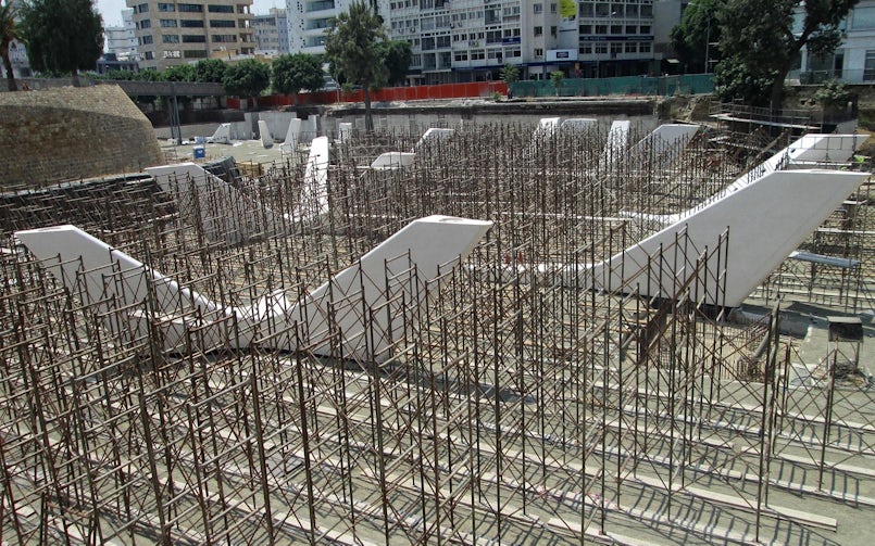 De kolommen staan in een woud aan staal ter ondersteuning van het nog te maken brugdek (foto: Pavlos Zenonos & Sons Ltd)