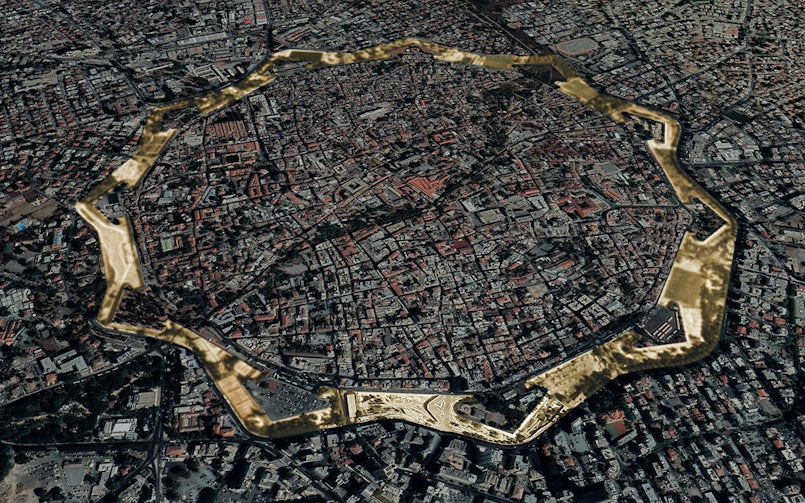 Het Eleftheria park maakt deel uit van de invulling van het historische verdedigingssysteem van de stad. Het plein en park is te zien onderin de foto.