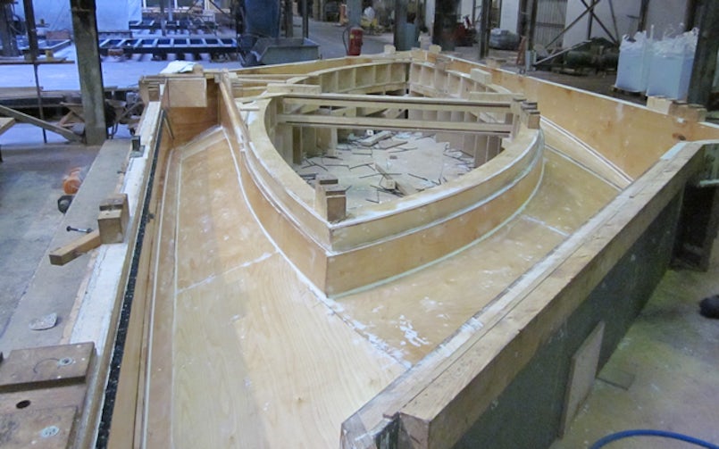 De mal voor de geveldelen is gemaakt van hout en een kunstwerk op zich.