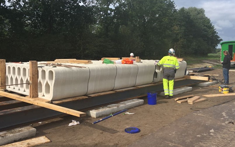 De brugdelen van de eerste 3D-betongeprinte brug in Gemert bestaan uit identieke brugdelen die gekoppeld en op spanning worden gebracht met staalkabels (foto: Witteveen+Bos)