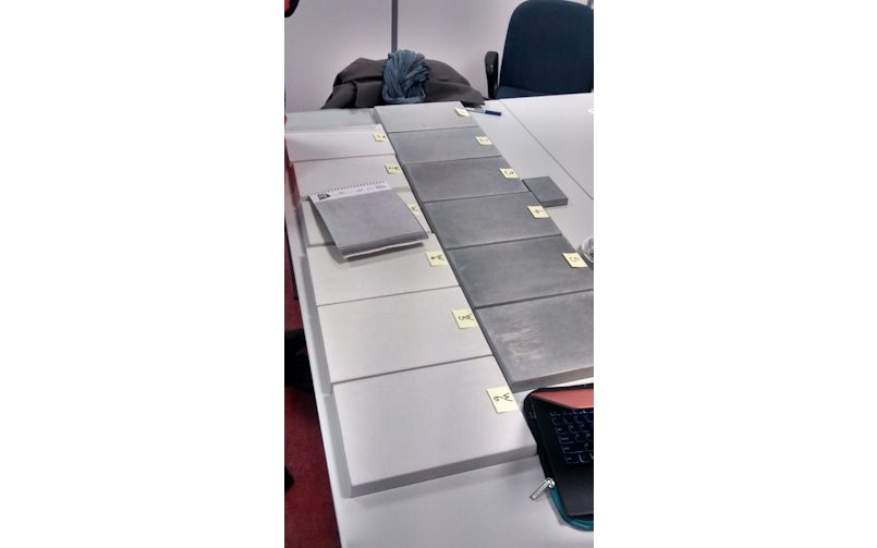 De aannemer moest met grensmonsters werken. Sjerps: ‘Omdat we zochten naar een tint die een ‘heel klein beetje blauwig’ was. Deze was lastig te omschrijven. De grensmonsters geven uitersten aan, waardoor je direct kon zien of een kleur binnen de marges viel’