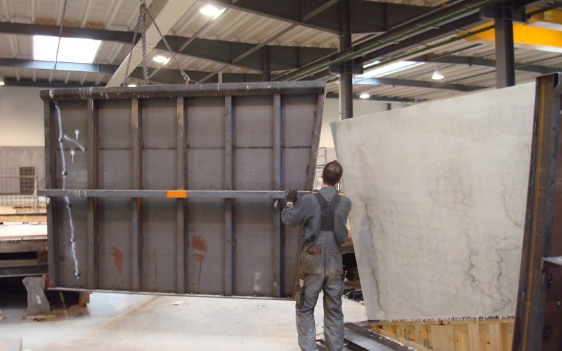 Stalen mallen worden op volgorde verwijderd met een kraan (foto: HiCon)